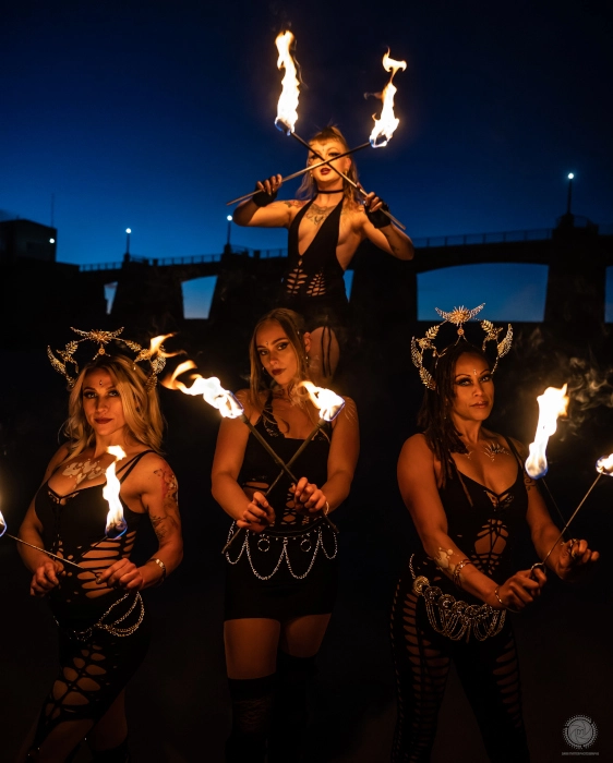 Group-fire-torches-performers